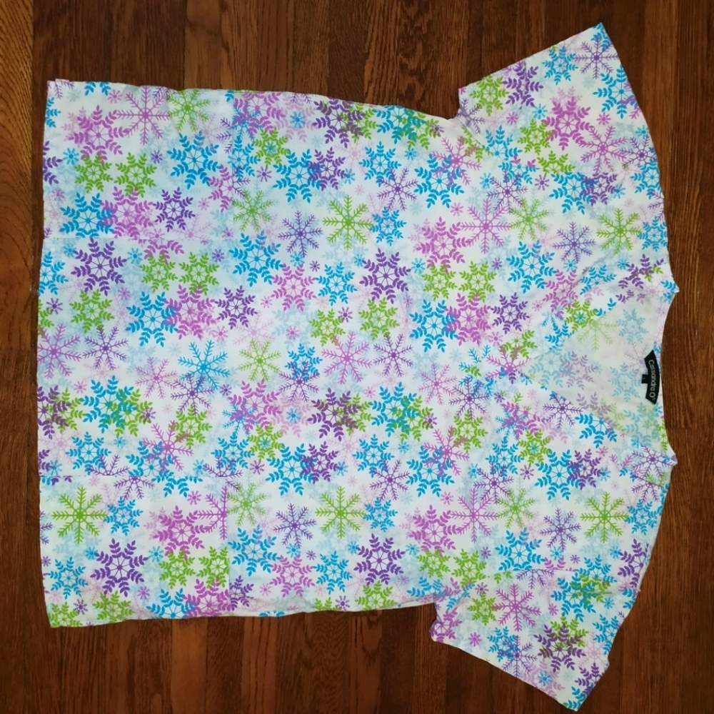 EUC Cassandra O snowflake print scrub top